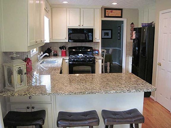 4th image of 5821 Silverthorn Dr