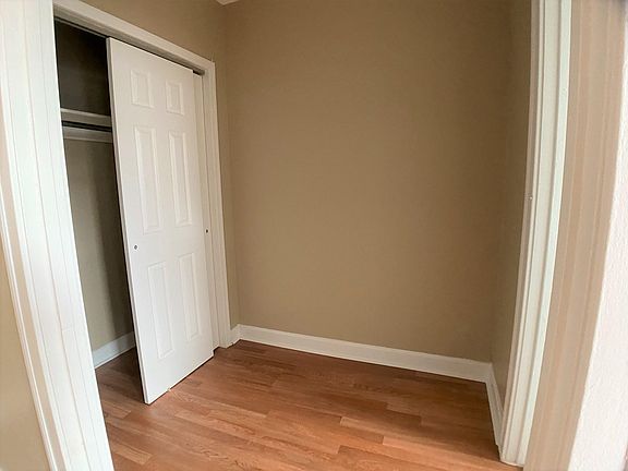 4th image of 924 W Eastwood Ave #211