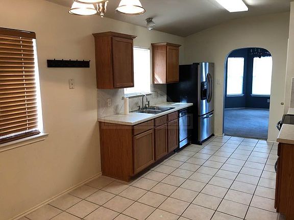 5th image of 5105 Golden Gate Dr