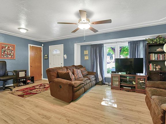 4th image of 70 Chateau Dr