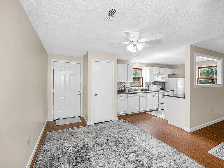 614 Elmwood Dr — Photo 1