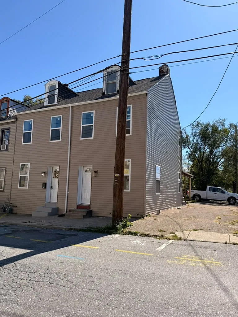 3 bed, 1202 sqft, $1,600 — Photo 1