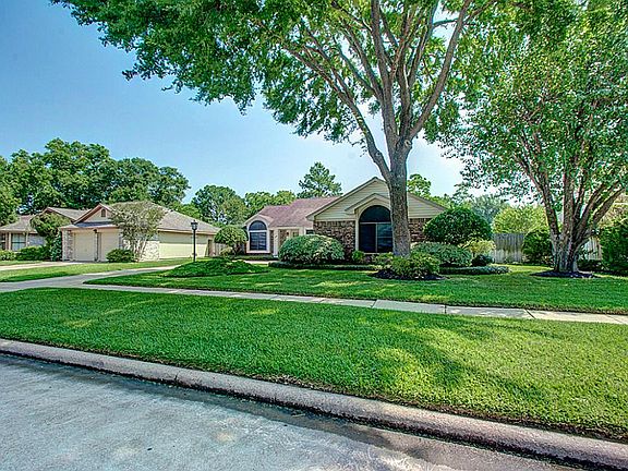 4th image of 15866 Meadow Village Dr