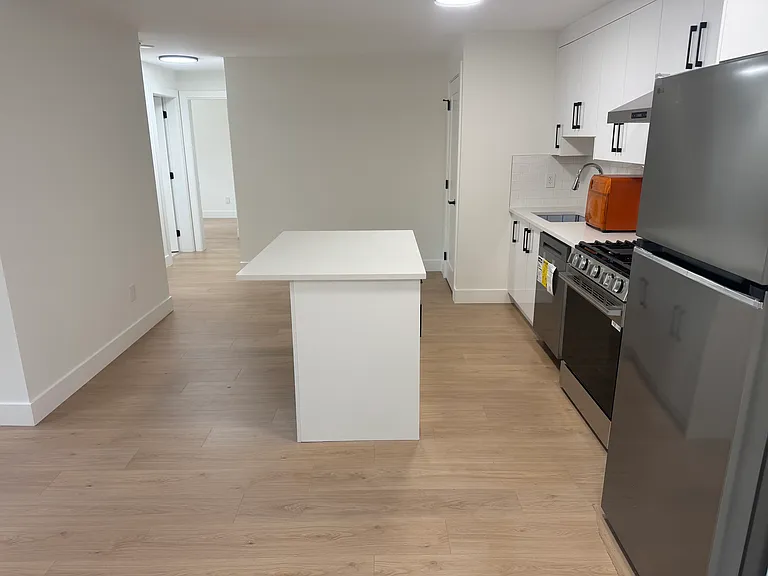 6477 Summit Cres #B — Photo 3