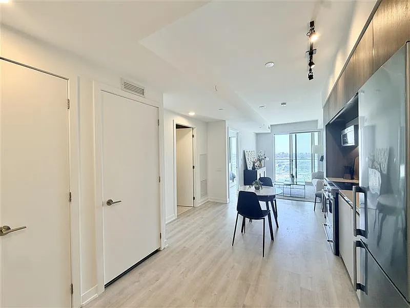 185 Millway Avenue Vaughan — Photo 2