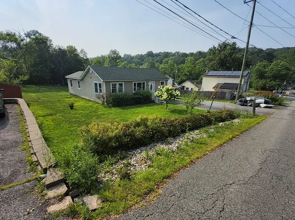 8 Orchard Lake Dr, Monroe, NY 10950