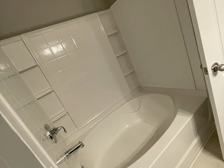 Bathroom 1 tub