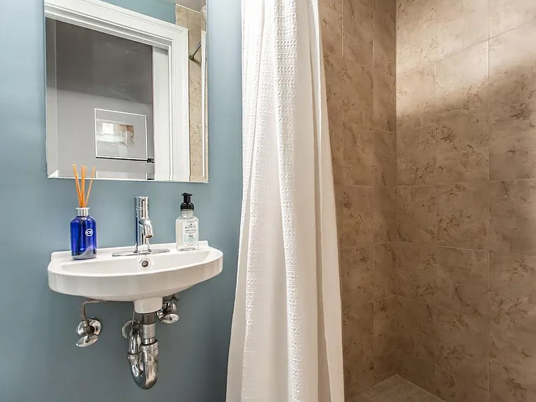 Full bath in hallway