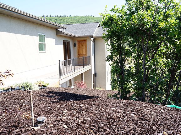 3rd image of 165 Parkview Dr
