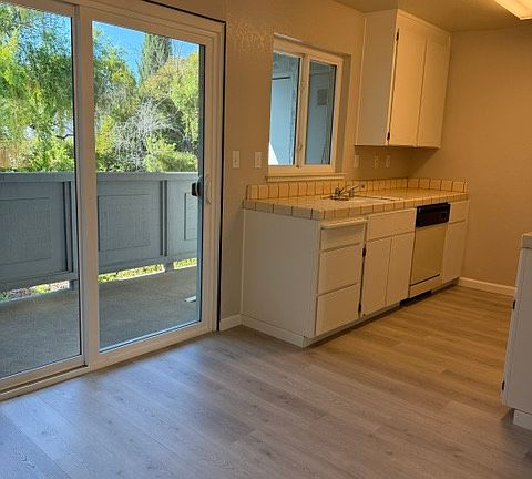 3rd image of 1095 Newhall St APT B