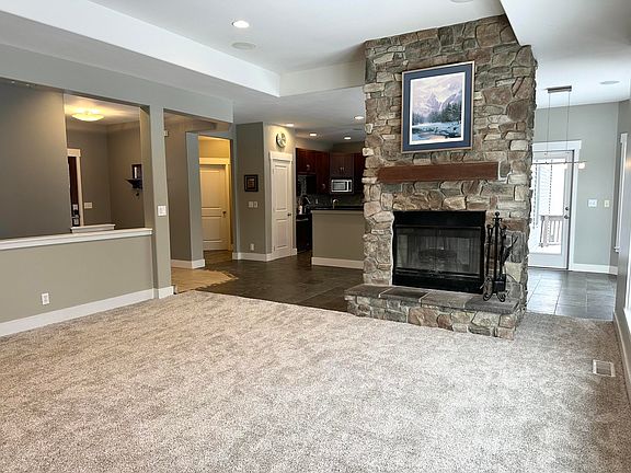 4th image of 1047 E Bluff Ct