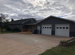 320 E Spring Ave, Conway Springs, KS 67031