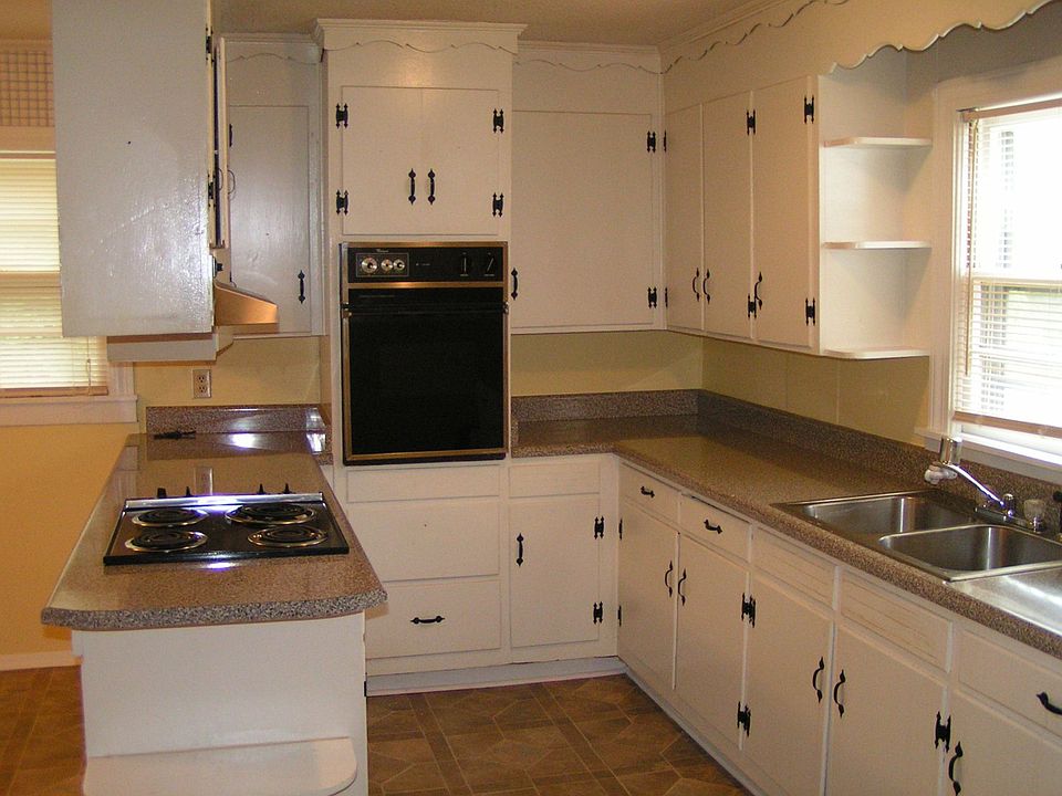 Kitchen & Large Dining Area