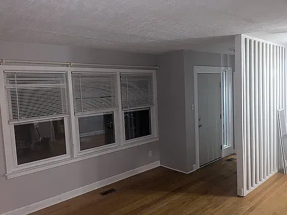 2 bed, 900 sqft, $1,300 — Photo 2