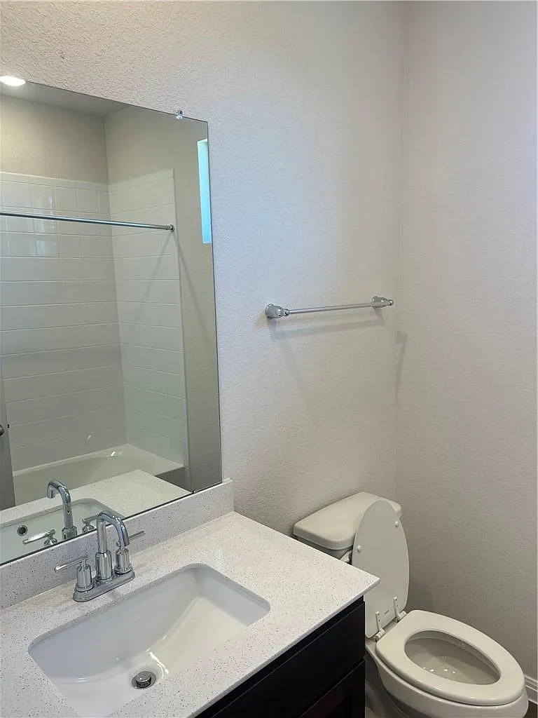 4 bed, 2.0 bath, 1736 sqft, $2,050 — Photo 2