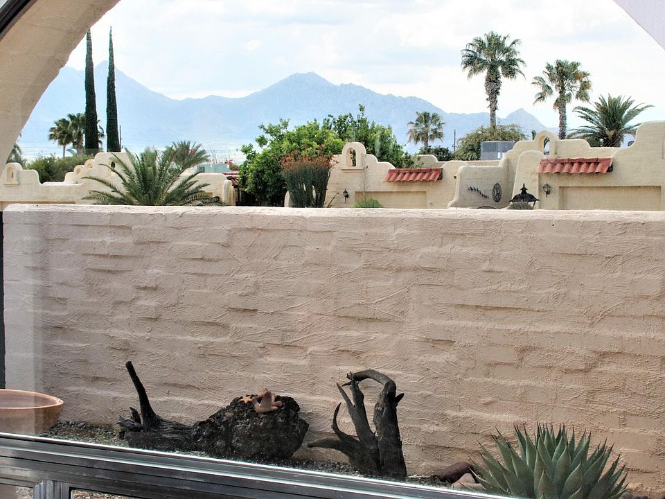 WATCH THE BEAUTIFUL MOUNTAIN COLORS FROM FRONT PATIO AND FRONT LIVING ROOM WINDOW