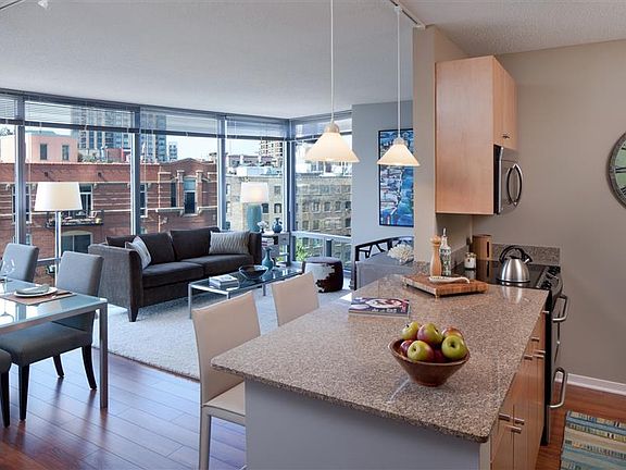5th image of 522 N Kingsbury St #4006