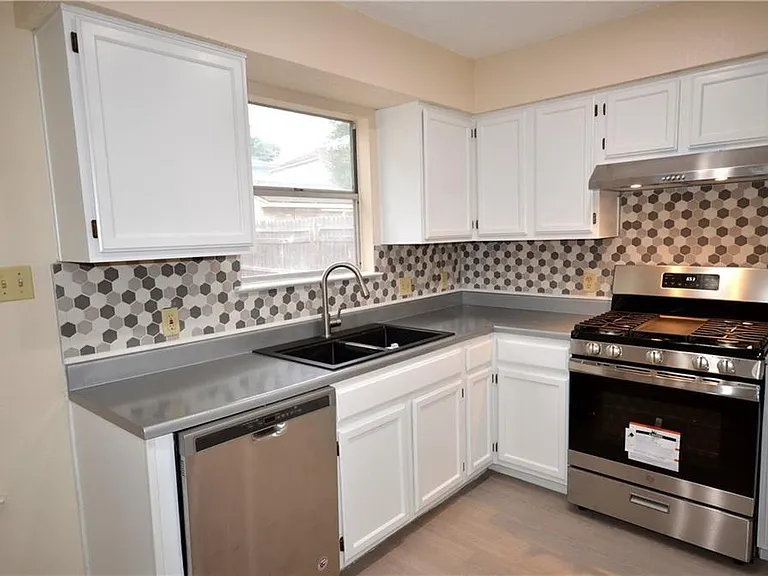 13903 Lothian Dr — Photo 8