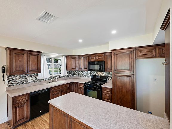 4th image of 4939 N Burnaby Dr