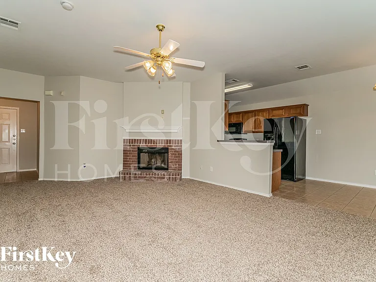207 Amherst Dr — Photo 3