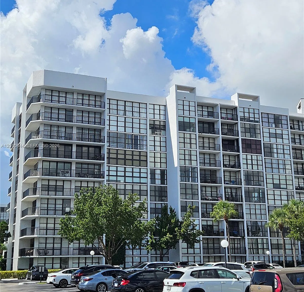 1000 Parkview Dr — Photo 1