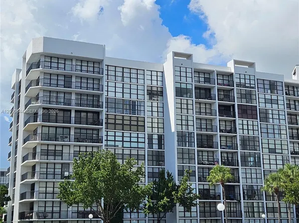 1000 Parkview Dr, Hallandale, FL