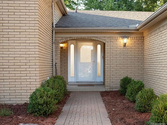 2nd image of 34608 Pinehurst Dr