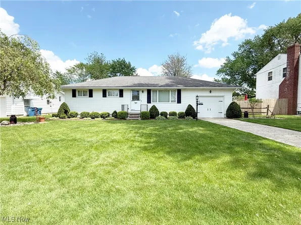 2907 Brookview Dr, Lorain, OH 44053