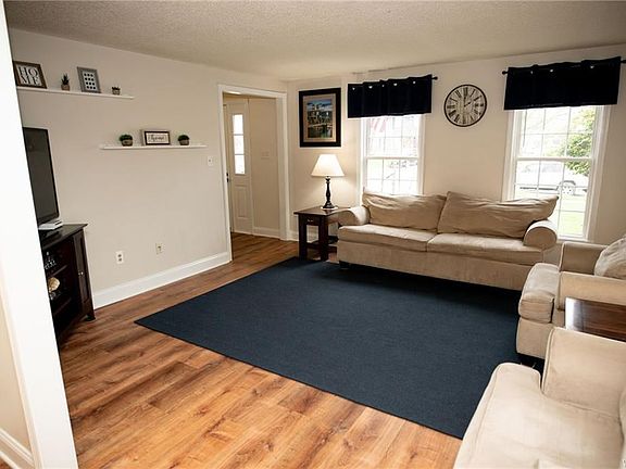 4th image of 106 Newberry Ln