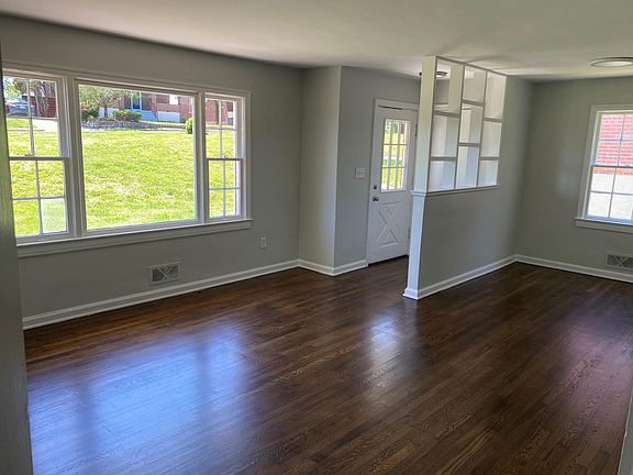 Living room/entry