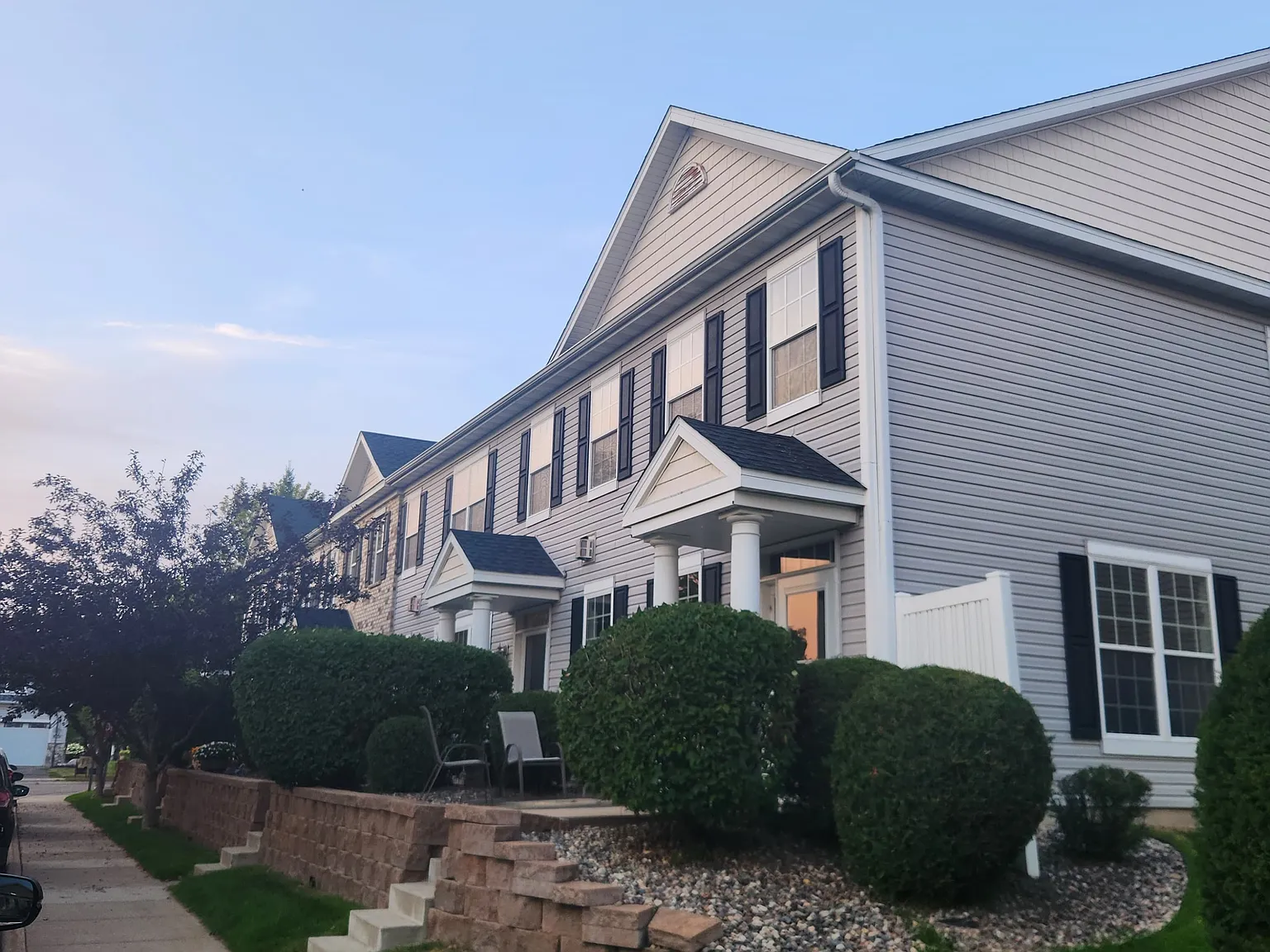 3 bed, 1584 sqft, $2,595 — Photo 2