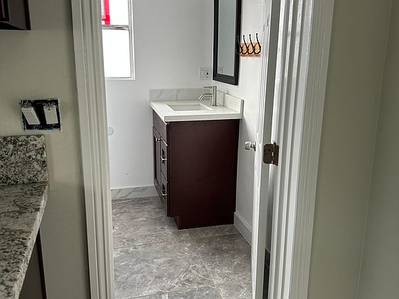 3rd image of 612 1/2 Russell Ave