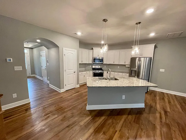411 Lionel St — Photo 12
