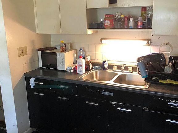 2nd image of 1015 W Thrush Ave