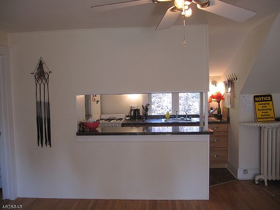 4th image of 166 N Mountain Ave