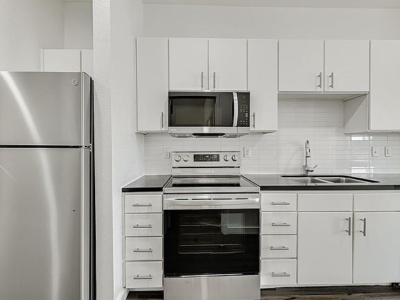 4th image of 1010 S Flores St #3