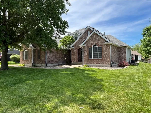 3028 S Redtail Dr, Blue Springs, MO 64015