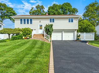 251 Manhasset St, Islip Terrace, NY 11752