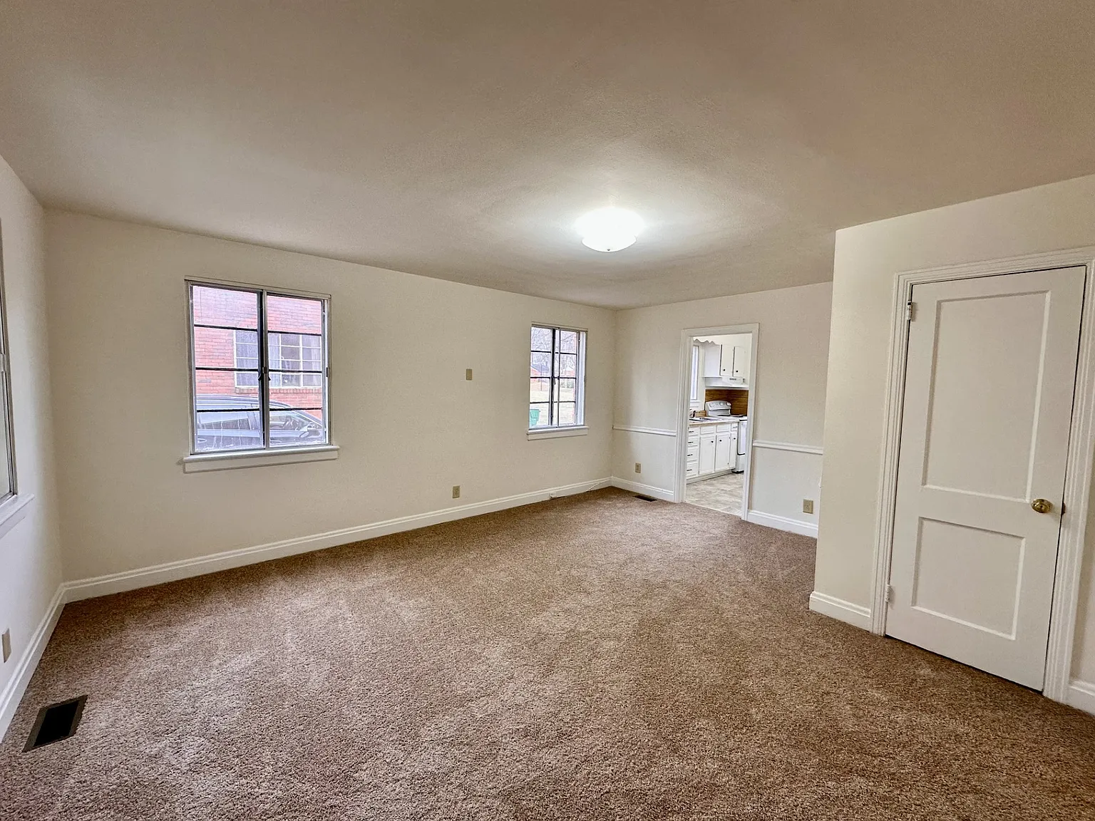 3 bed, 933 sqft, $1,870 — Photo 2