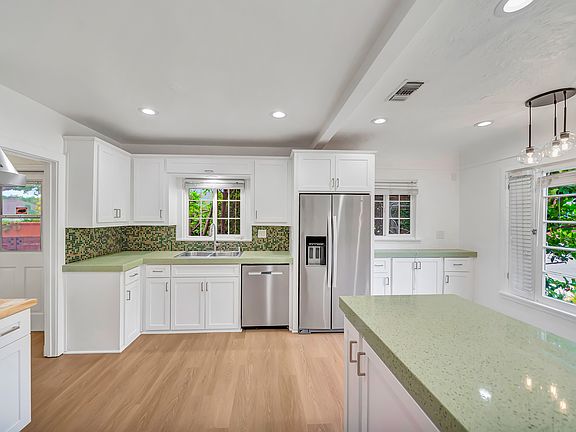 3rd image of 546 S Beachwood Dr