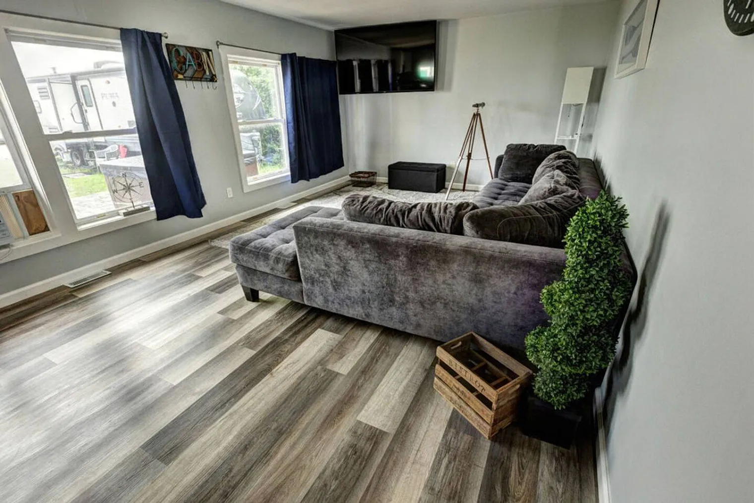 2 bed, 1.0 bath, 990 sqft, $6,096 — Photo 2
