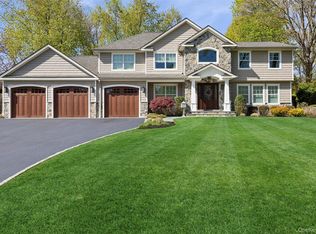 10 Kingfisher Drive, Smithtown, NY 11787