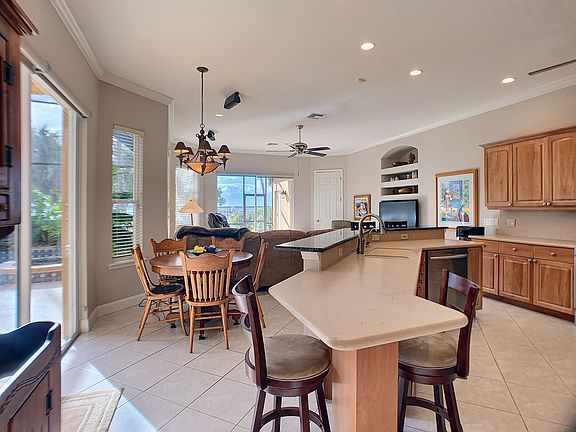 5th image of 153 Hidden Cove Dr