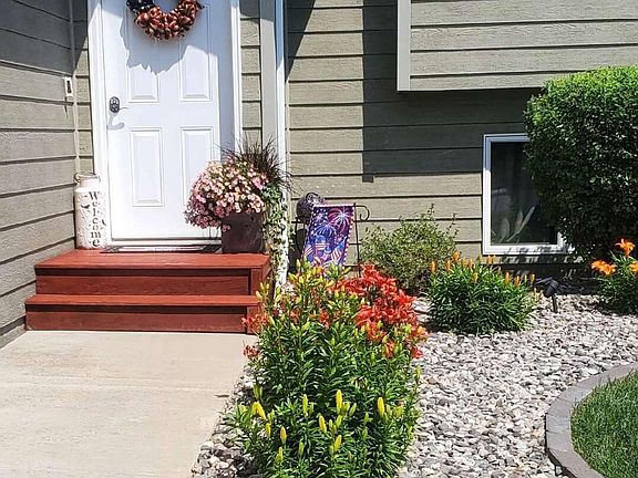 3rd image of 716 17th Ave E