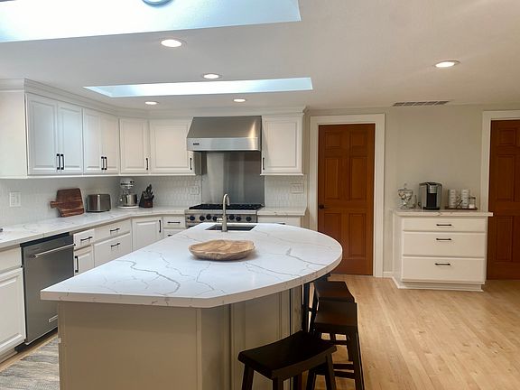 LARGE KITCHEN WITH GAS 6 BURNER VIKING RANGE