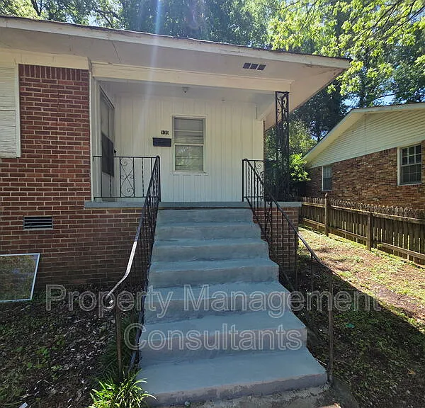 939 N Royal Ave — Photo 2