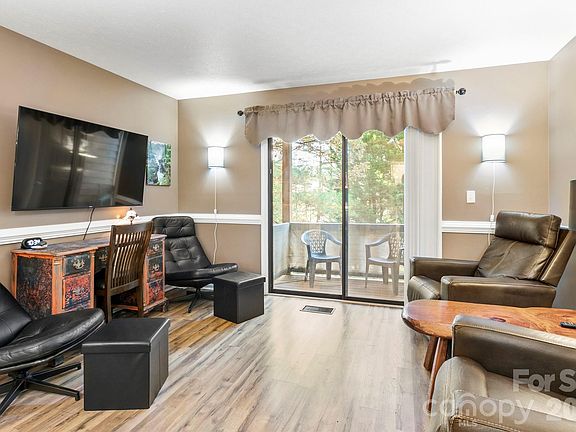 4th image of 531 Courtwood Ln #2