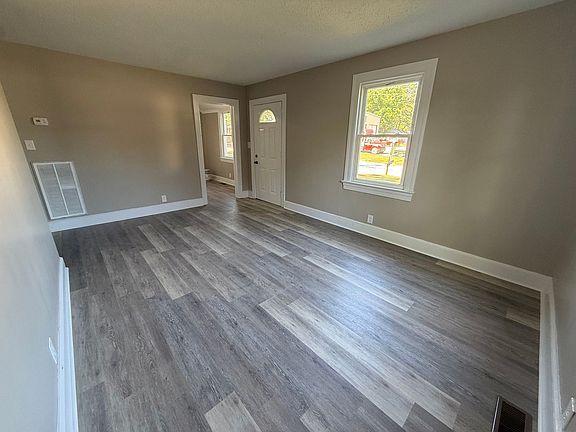 5th image of 221 Spruce St W