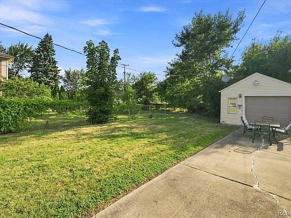 5th image of 6932 Middlepointe St