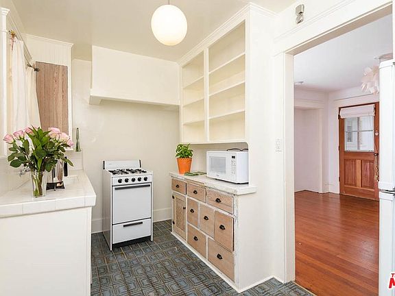 4th image of 215 Hollister Ave